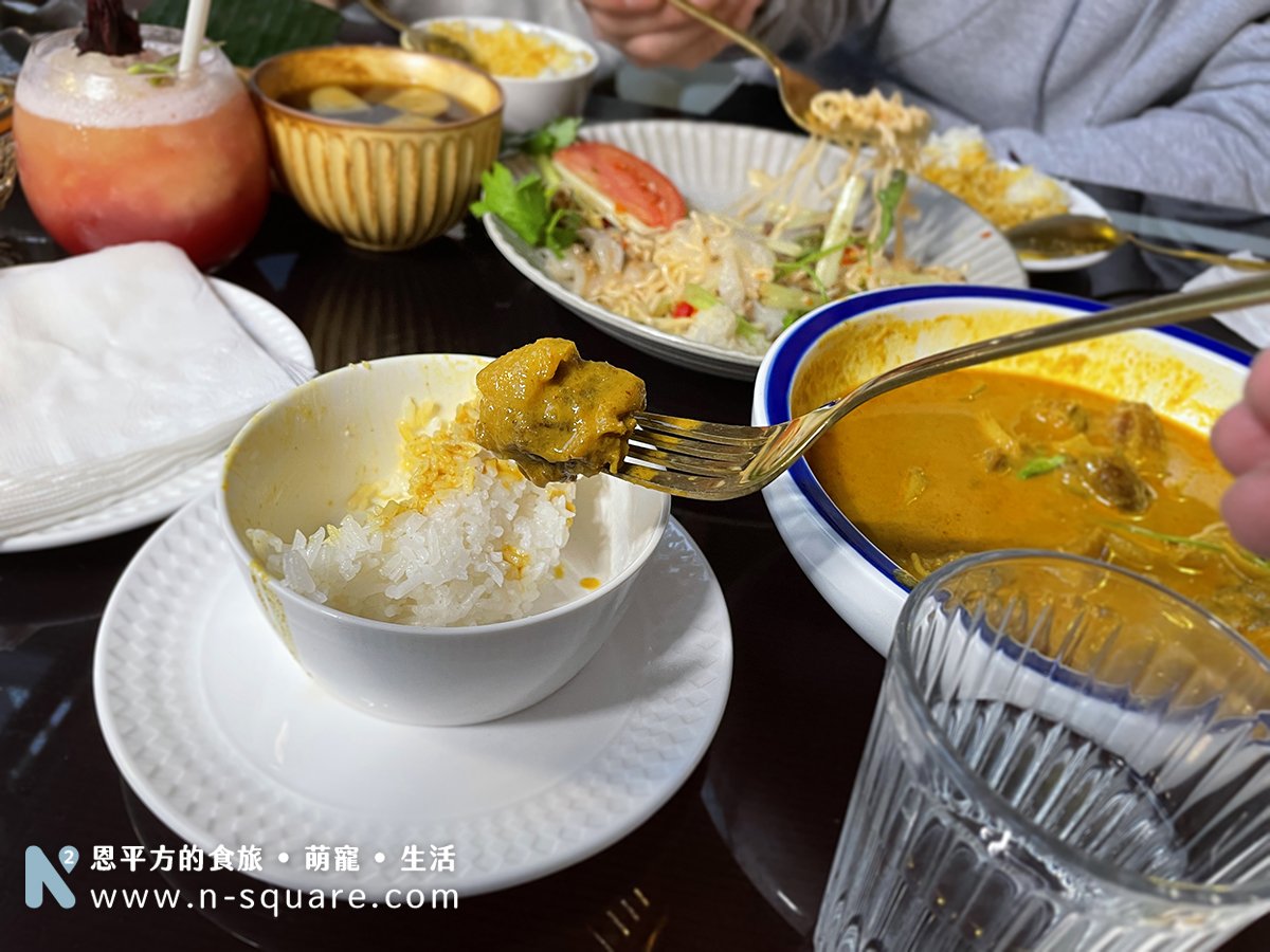 爛醉仙境推薦餐點 黃咖哩牛腩煮得很軟嫩，搭配泰國米真是完美!