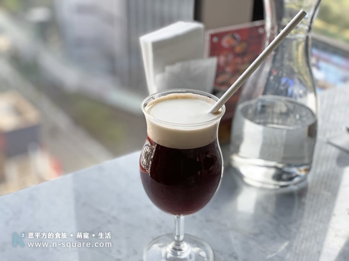 泰式奶蓋紅茶 $120元 紅茶搭配表面鹹香的奶蓋，是舒服順口的味道。