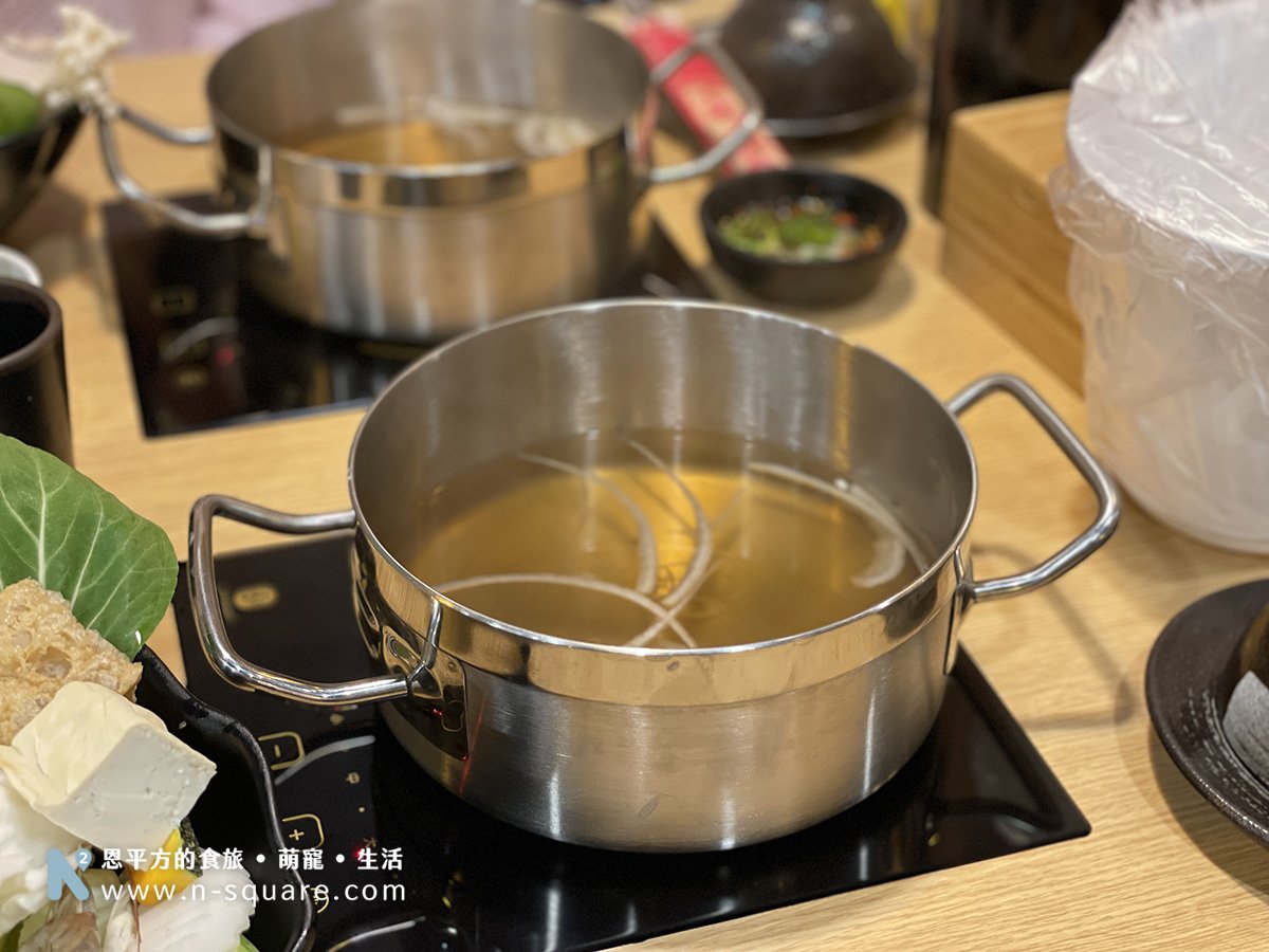 日式昆布湯底，湯底上來時看似清淡但其實就可以聞到昆布香味，不是一般省成本的廉價湯底。