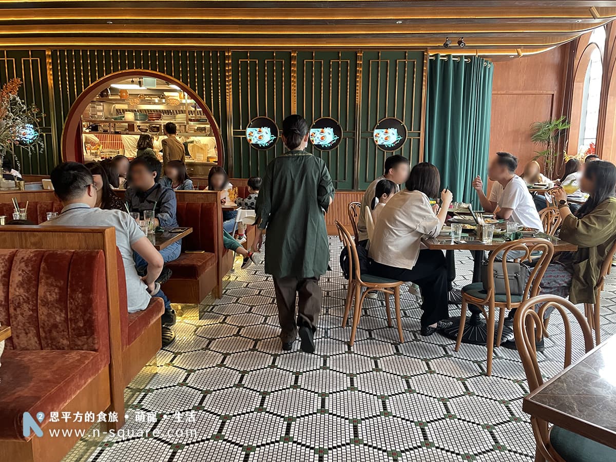 服務人員的服飾都有特別設計