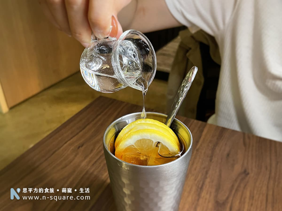 凍檸茶一旁擺著果糖，客人可以依照自己喜歡的甜度加入茶中，提升風味。