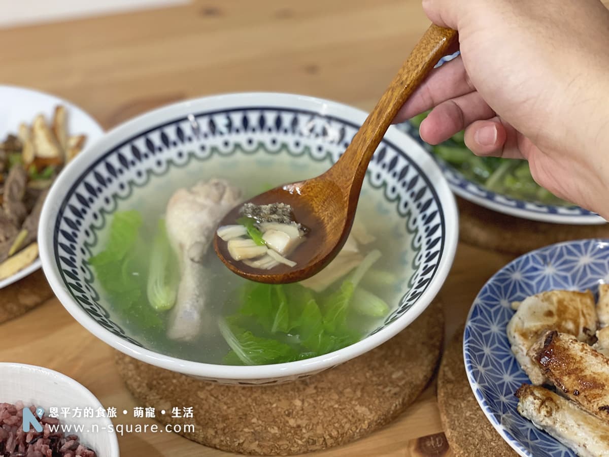 鮑魚干貝是清湯口味，干貝鮑魚的鮮味淡淡的在湯中散發，鮑魚口感脆彈食材新鮮。