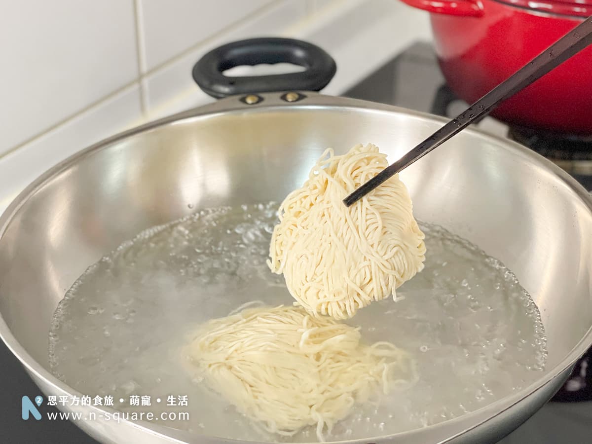 麵條放入滾水，大約兩分鐘就可以撈起。