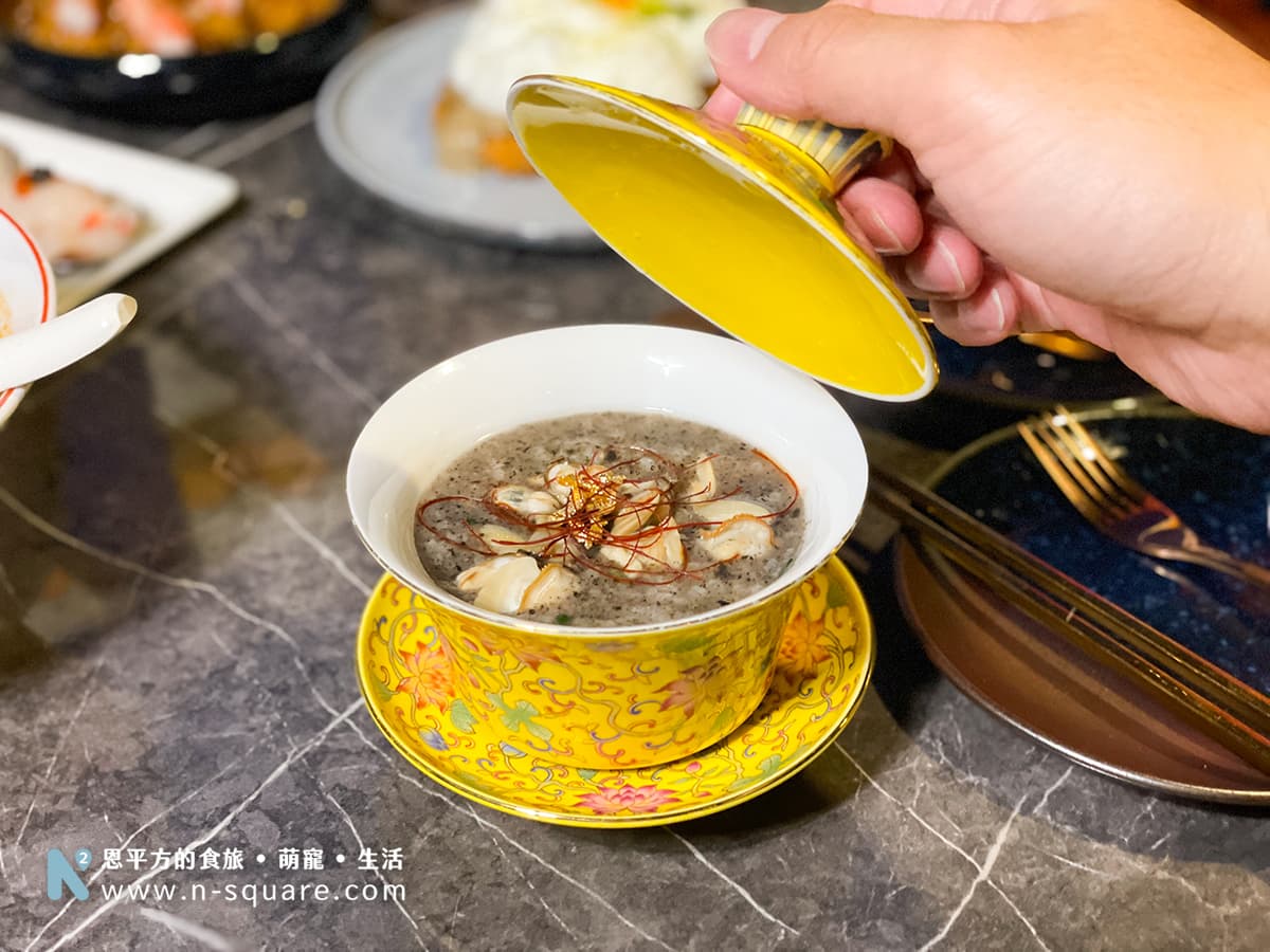 看到蛤蜊就知道這道是市民大道上的人氣卜卜蜆鍋 - 蛤?!的招牌餐點，使用金雕玉琢的茶碗裝盛感覺像是清宮劇會出現的御用茶碗，充滿高貴感。