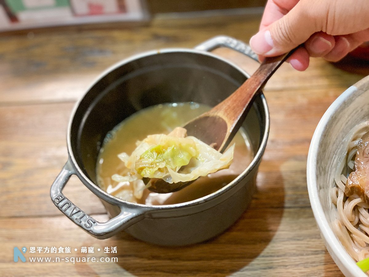 店家使用嚴選的豬骨與還有日本產的魚介混和的高湯，先將豬骨熬，再加入柴魚、魚乾與昆布等食材，形成這個濃醇香氣充滿的湯頭。