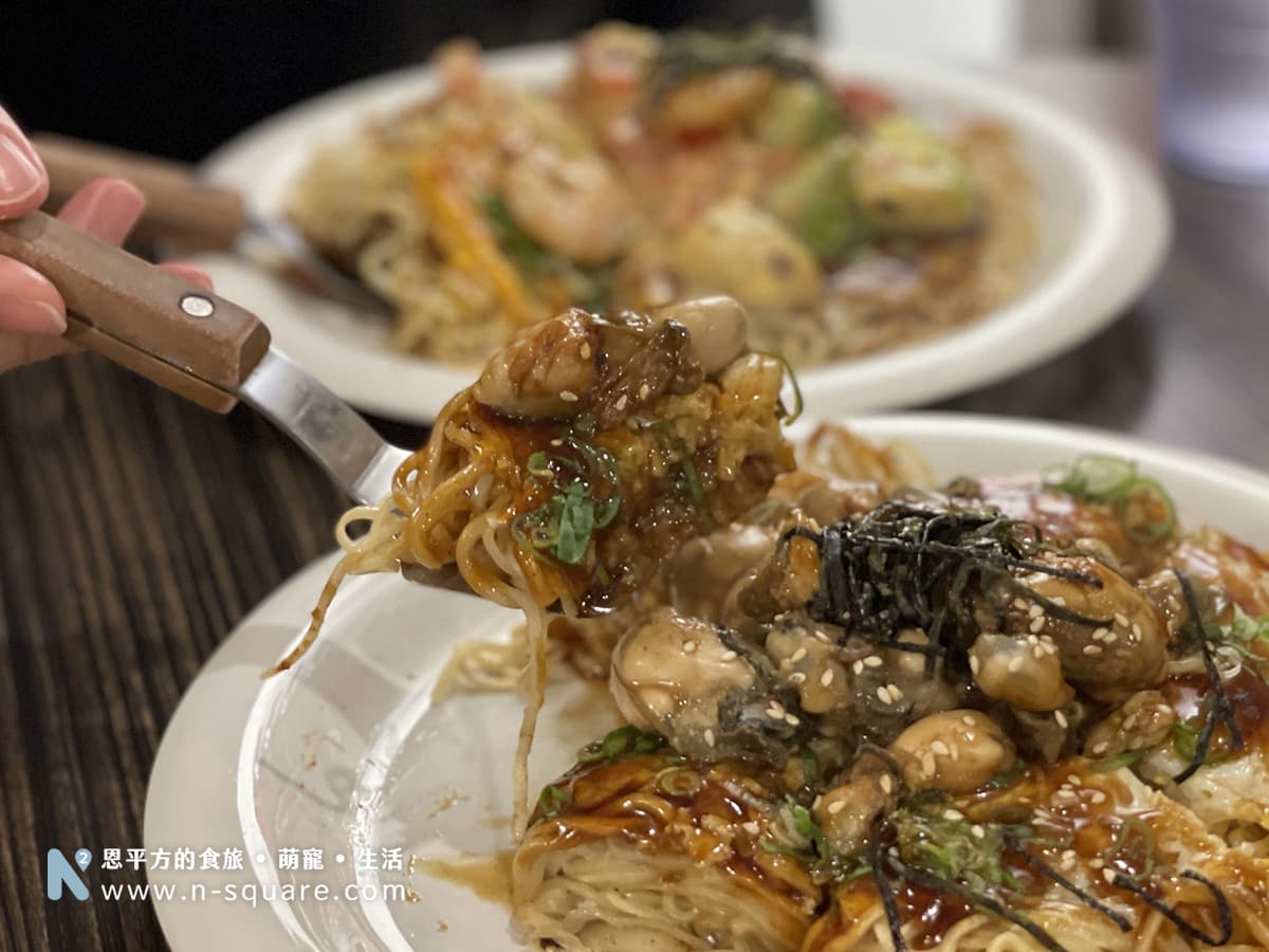 一口就可以吃到牡蠣的鮮、日式醬香、高麗菜的脆甜，而且中華麵與麵餅皮經過鐵板煎過後有著焦脆的口感，真的非常好吃!