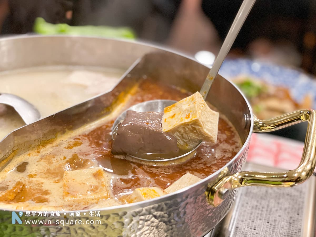 黑武士火鍋的鴨血和豆腐，鴨血鮮嫩可口，而豆腐很特別看起來是凍豆腐，而口感有如海綿蛋糕的感覺。