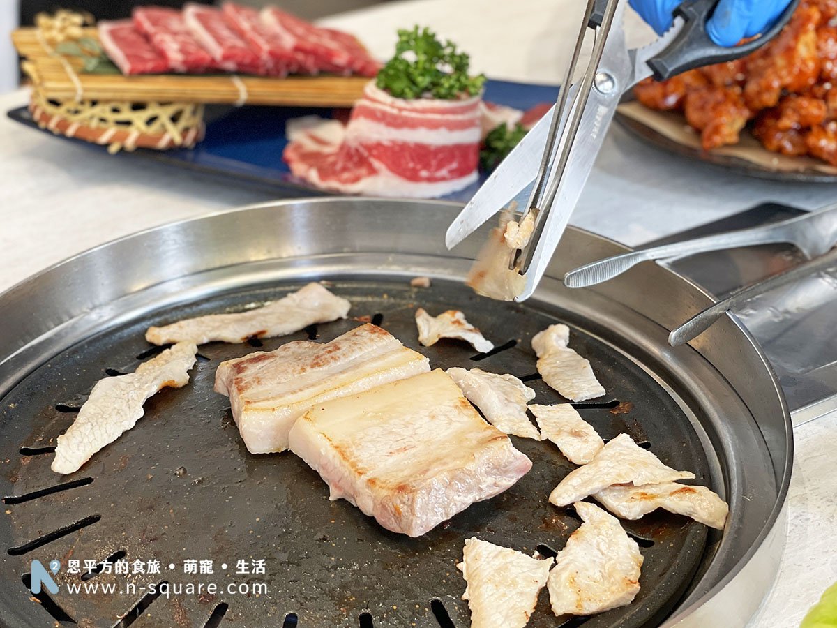 肉片尺寸比較大，也會幫忙用料理剪刀分切成適口大小。