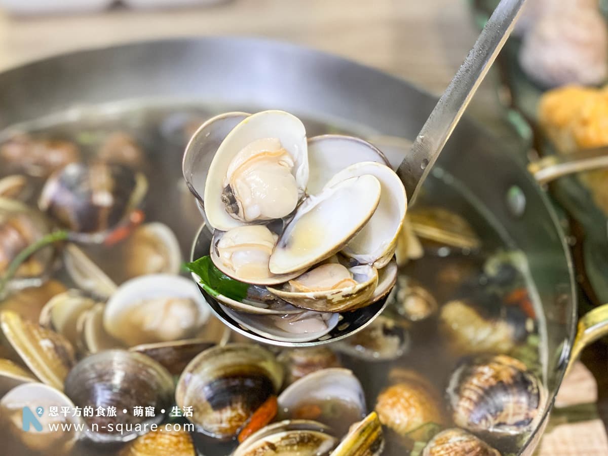 原湯搭配蛤蜊食用就可以享用最原汁原味的卜卜蜆。