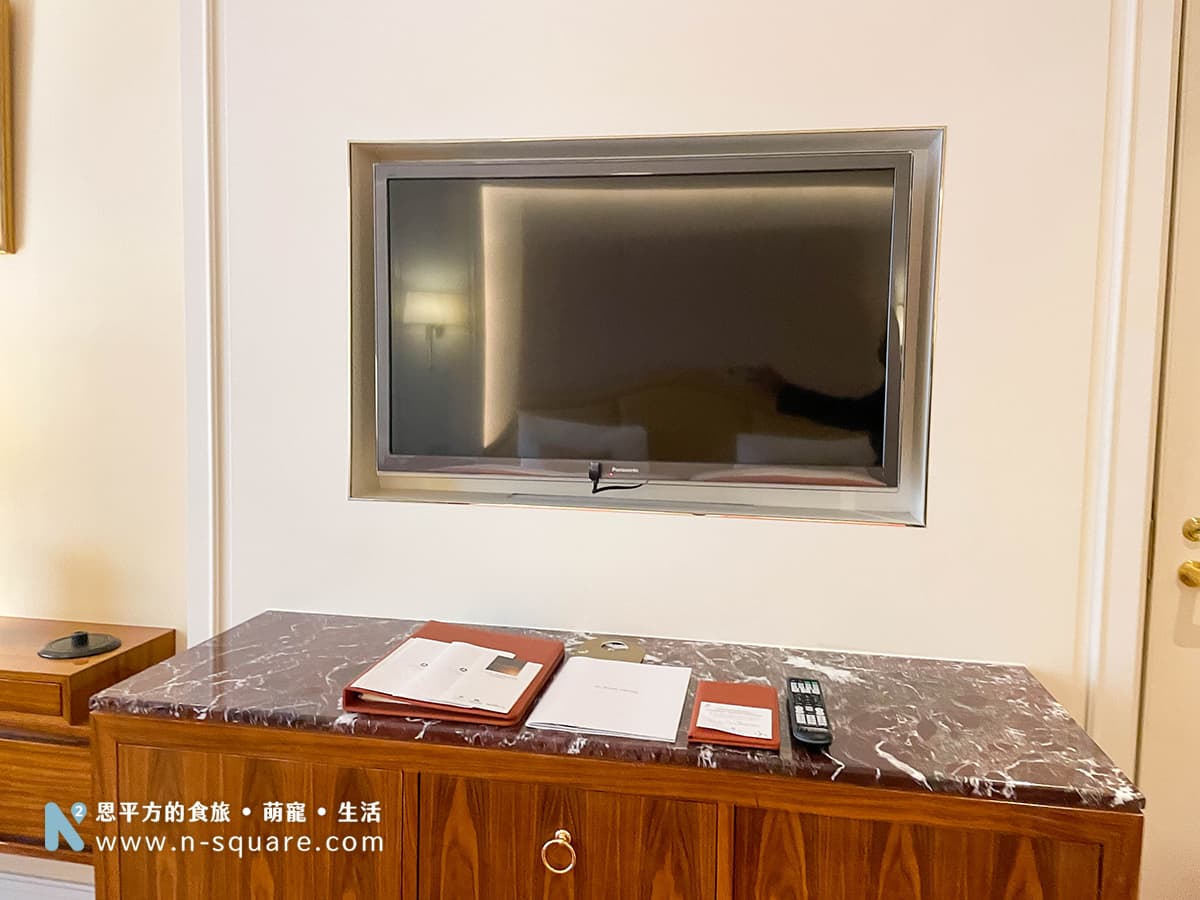 房間內的電視是PANASONIC的40吋液晶電視