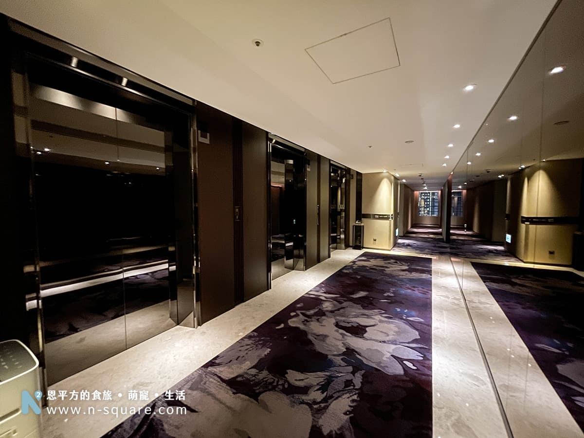 飯店走廊的設計屬於比較穩重低調的設計，利用走廊地毯花俏的紋路來點綴
