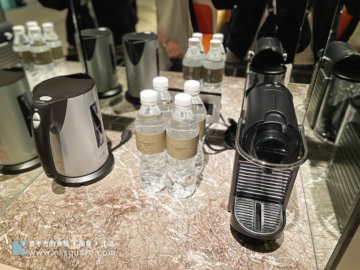 MINI BAR的部分，還有準備四罐水以及快煮壺與Nespresso膠囊咖啡機。