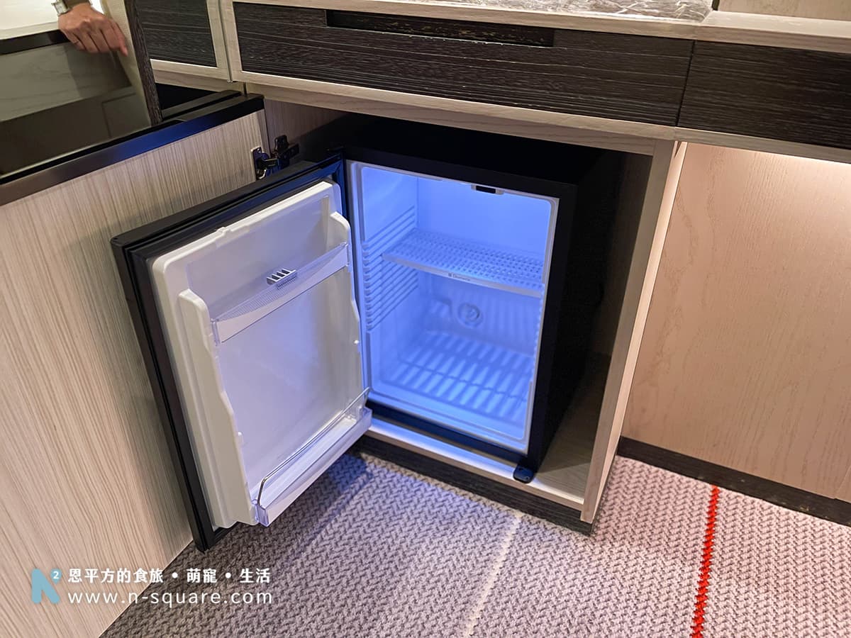 冰箱也是標準飯店使用的大小，裡面沒有另外準備飲料。