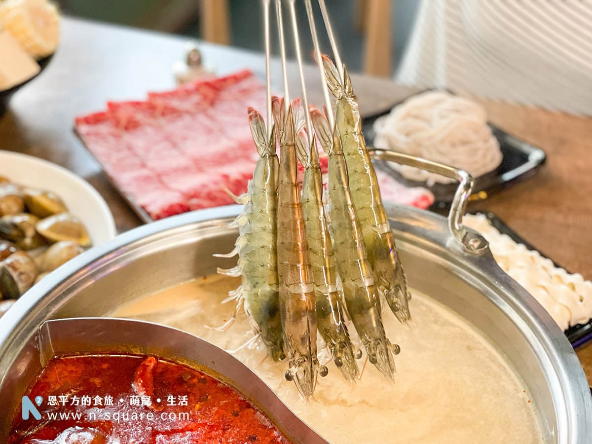 串好的草蝦也是相當大隻，直接下鍋川燙一下等蝦體變紅就可以食用。