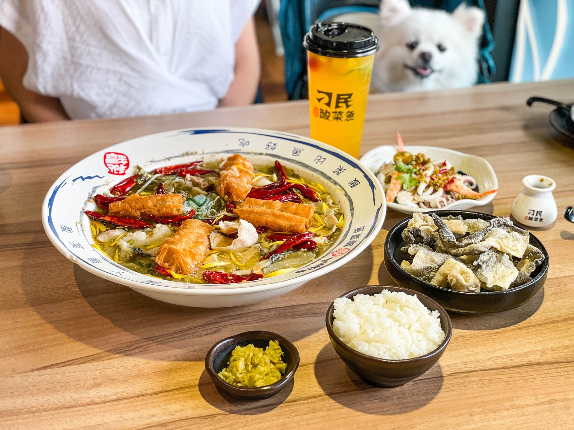 【台中美食】刁民酸菜魚 崇德店|酸香辣重口味的超火熱排隊台中消夜美食 - 恩平方的食旅 • 萌寵 • 生活